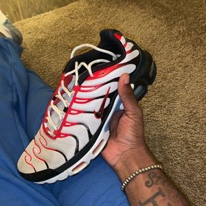 Air Max’s no creases, no rips in fabric and have no smell !!